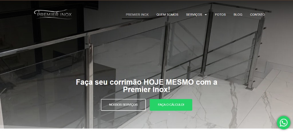 Página inicial do site da Premier Inox, com foto de corrimão de inox e vidro instalado em uma escada e menu de navegação com serviços, fotos, blog e contato.