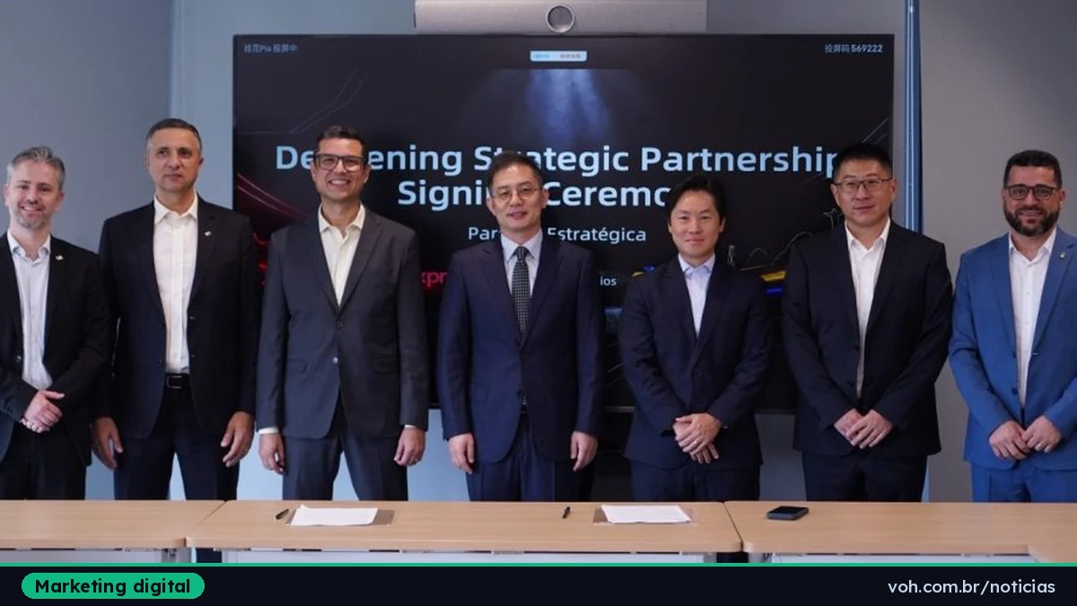 Executivos dos Correios e do AliExpress em pé diante de telão com os dizeres "Deepening Strategic Partnership Signing Ceremony", durante a cerimônia de assinatura em Hangzhou