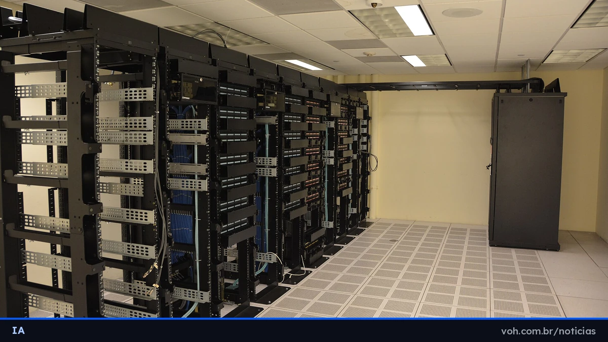 Corredor de um data center com fileiras de racks de servidores pretos e piso elevado perfurado